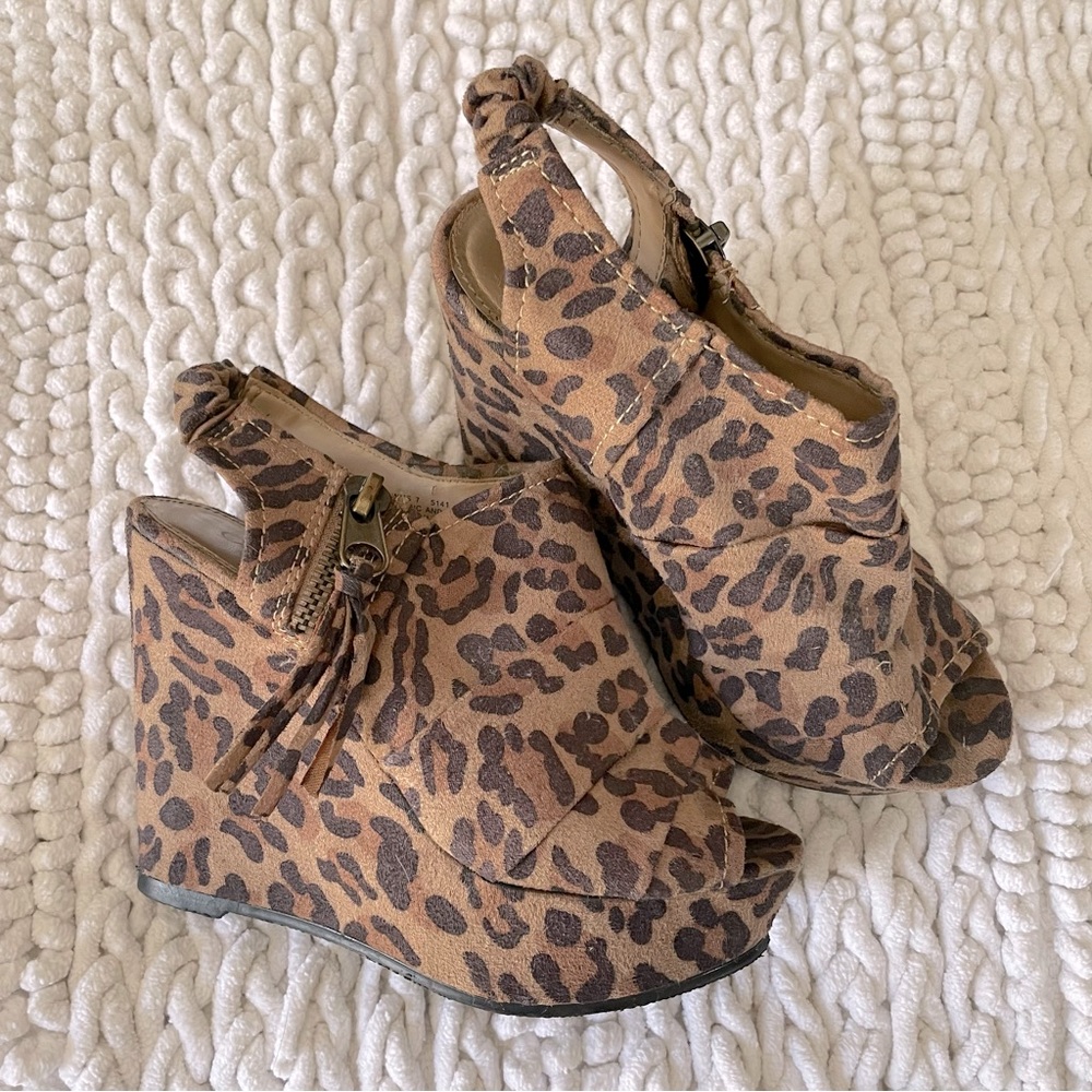 3/$35 ✨ CATO Leopard print wedges